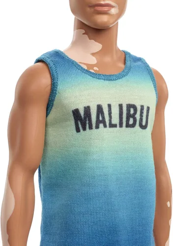 Miniatura 5 de Muñeca Barbie Fashionistas Ken #192 con Cabello Castaño Recortado y Vitiligo en Tank Top Malibu, Shorts y Sandalias