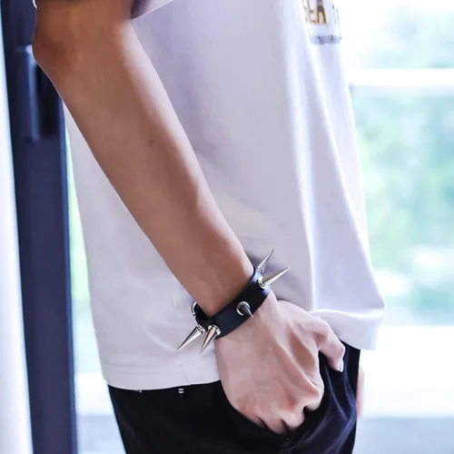Miniatura 2 de MILAKOO Pulsera de piel sintética estilo punk con remaches acentuados