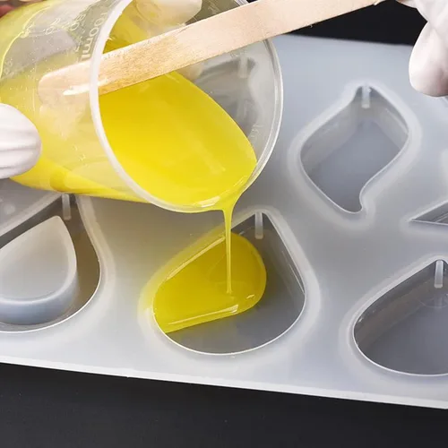 Miniatura 4 de Paquete de 30 vasos graduados de plástico de 2 onzas, vasos transparentes de 2 onzas con 30 varillas de madera para mezclar pintura, manchas, epoxi