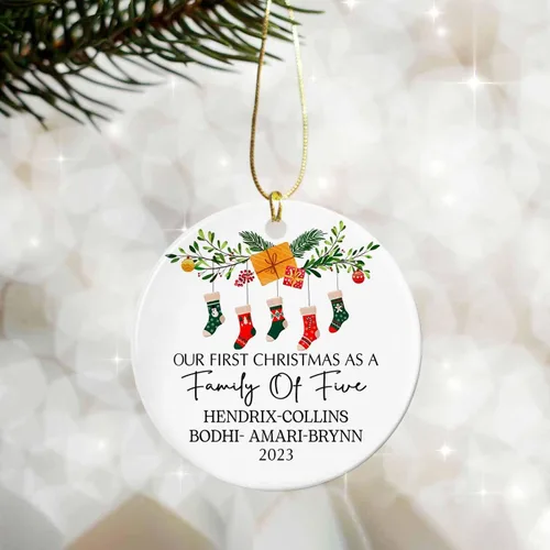Miniatura 3 de Adorno de cerámica personalizado de cinco medias con nombres y año personalizados, nuestra primera Navidad como familia de cinco, nuestros primeros