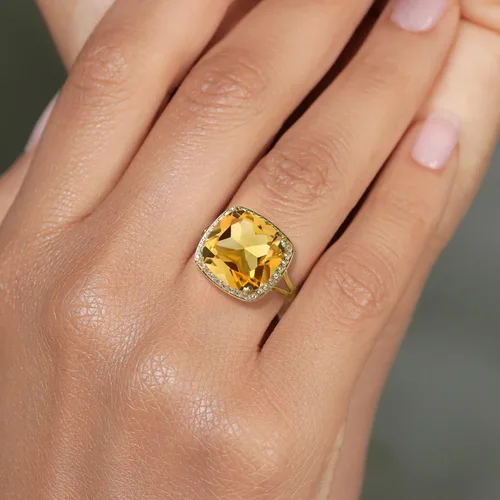 Miniatura 5 de Gem Stone King Anillo de oro amarillo de 10 quilates con piedra natal y zafiro blanco creado para mujer, cojín de 0.472 in, anillo de compromiso
