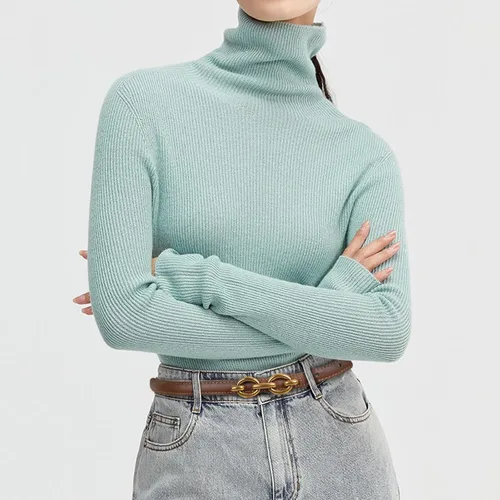 Miniatura 53 de Cinturón de cuero clásico con hebilla de metal para mujer con vestido de jeans
