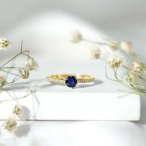 Miniatura 3 de Anillo de compromiso con solitario mínimo de zafiro azul, redondo de 0.197 in, calidad AAA, joyería inspirada en flores para mujer