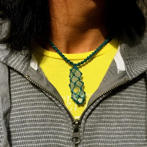 Miniatura 2 de Collar surfista para hombre con piedra de cuarzo en azul turquesa – Joyería de cordón de fibra anudada hecha a mano por Rumi Sumaq