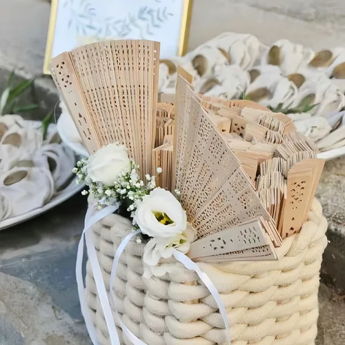 Miniatura 2 de Abanicos de madera personalizados personalizados con diseño hueco de mano con borla blanca y bolsa de regalo para invitados de boda, despedida