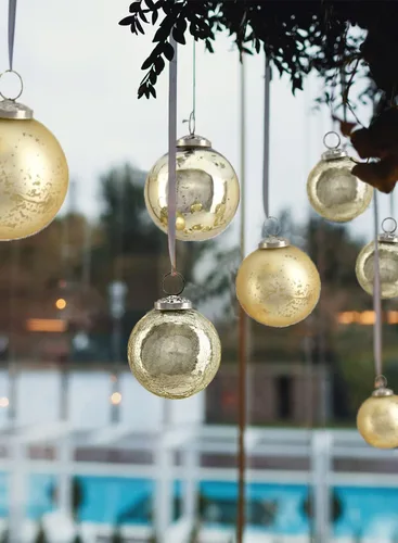 Miniatura 5 de Serene Spaces Living Juego de 9 adornos de bola de cristal dorados surtidos para árbol de Navidad, decoraciones de vacaciones, boda de invierno