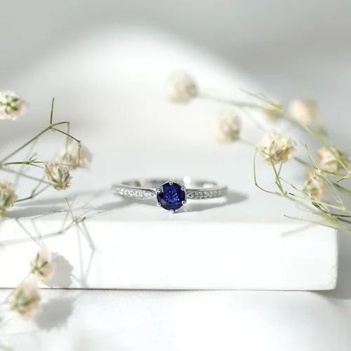 Miniatura 13 de Anillo de compromiso con solitario mínimo de zafiro azul, redondo de 0.197 in, calidad AAA, joyería inspirada en flores para mujer
