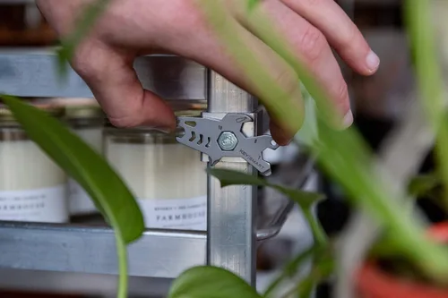 Miniatura 5 de KeySmart AllTul Shark - Multiherramienta llavero multiusos 4 en 1 para llevar todos los días con abridor de botellas, llave inglesa, punta Phillips