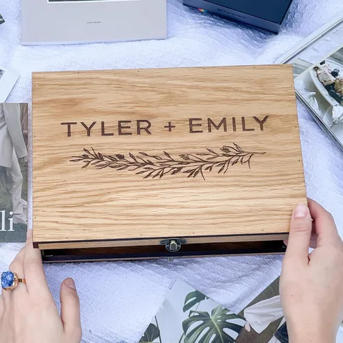 Miniatura 2 de Caja de Recuerdos Personalizada de Madera con Candado para Bodas, Regalo para Él, Ella, Novio, Novia, Parejas, Aniversario Hombres Mujeres (Roble)