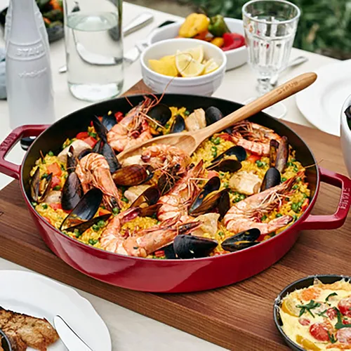 Miniatura 3 de Staub Sartén de hierro fundido de 13 pulgadas con doble asa - Cereza, fabricada en Francia