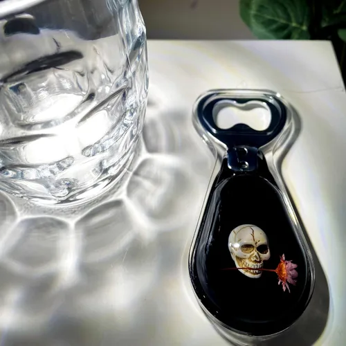Miniatura 6 de Abrebotellas Magnético – Diseño Original Calavera Mordiendo Flor en Resina Negra – Imán Fuerte para Nevera – Regalo Ligero para Decoración Gótica