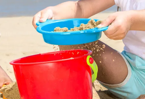 Miniatura 5 de Hape Beach Basics - Juego de juguetes de arena, incluye tamiz de cubo, rastrillo y pala, juguetes de arena para niños de 18 meses y más