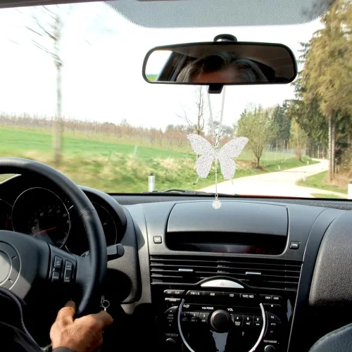 Miniatura 9 de MiOYOOW Adorno colgante de mariposa para automóvil, accesorio de espejo retrovisor con diamantes de imitación, ajuste universal, adorno colgante