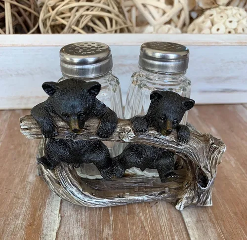 Miniatura 2 de De Leon Collections - Juego de 2 bonitos cachorros de oso negro del bosque jugando en una rama de poliresina, juego de salero y pimentero