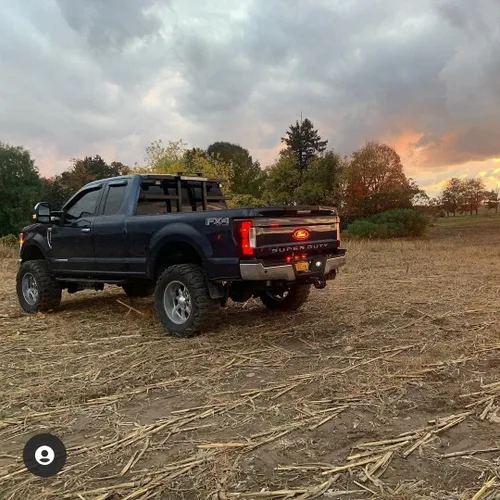 Miniatura 2 de Emblema LED Luminix de Putco para portón trasero ovalado rojo - Compatible con Ford Super Duty F250 / F350 / F450 2017-2019, todos los modelos