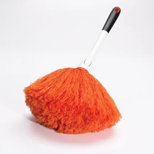 Miniatura 5 de OXO Good Grips Plumero de Microfibra Delicado Traps dust without chemicals, gentle on delicate surfaces, with a comfortable non-slip handle and