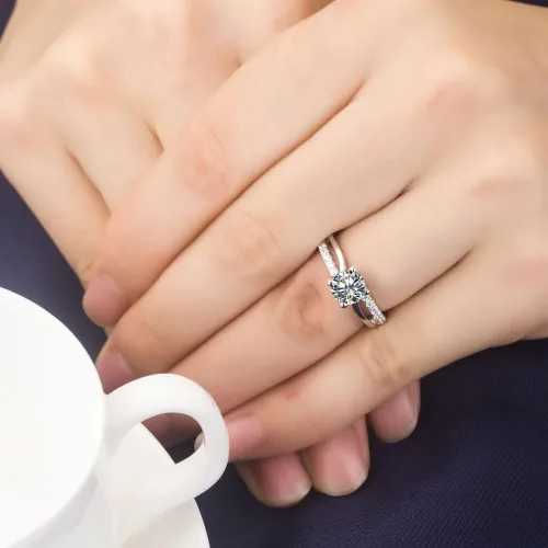 Miniatura 6 de THREE MAN Excelente anillo de compromiso de diamantes de imitación NSCD de 1 CT con 4 puntas para mujer, plata esterlina