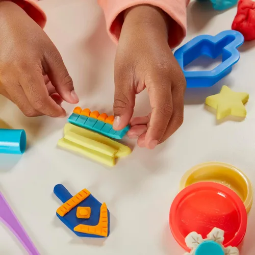 Miniatura 13 de Play-Doh - Set de herramientas navideñas, 43 accesorios y 10 colores de compuesto para modelar, regalos para rellenar calcetines de Navidad