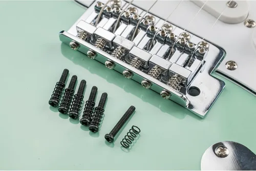 Miniatura 6 de Musiclily Pro Metric M3x20mm - Juego de tornillos y muelles de acero para guitarra eléctrica importada, puente bajo, negro (juego de 6)
