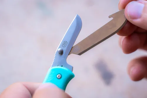 Miniatura 4 de Outdoor Edge Navaja de bolsillo plegable Razor, compacta de 2.2 pulgadas EDC con cuchillas reemplazables RazorSafe, perfecto para llevar a diario