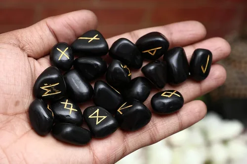 Miniatura 7 de Crocon Piedras preciosas de turmalina negra Alfabeto Futhark Alfabeto Grabado Runa Piedra 25 Piezas Set para Feng Shui Chakra Equilibrio Reiki