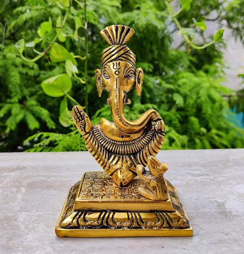 Lord Ganesha. Figura decorativa con rata para el mandir del templo del hogar. Estatua de Ganesh Chaturthi. Dios hindú Indian Pooja. Artículo de