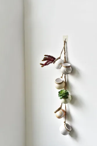 Miniatura 5 de SOUJOY Paquete de 6 macetas colgantes para suculentas, 4 pulgadas, mini maceta colgante de cerámica para pared o techo, maceta colgante con cuerda