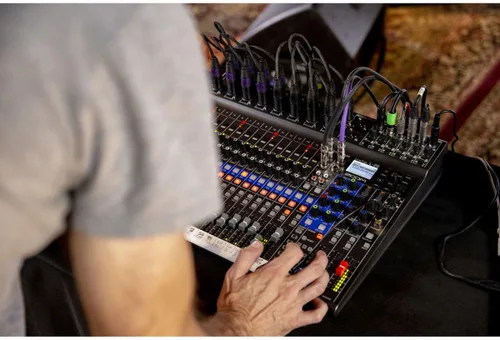Miniatura 5 de Zoom LiveTrak L-20 Mezclador/Grabadora Multipista para músicos, 20 entradas/22 canales, 6 salidas de auriculares/monitor, interfaz de audio USB