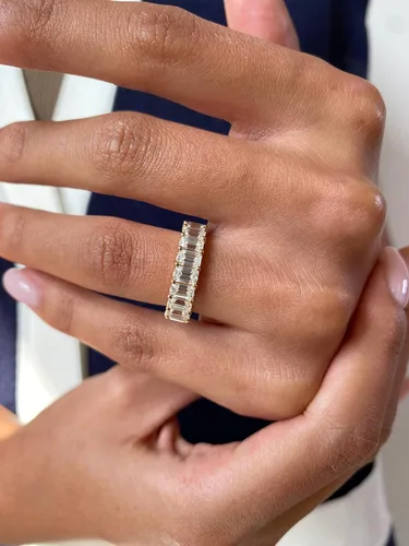Miniatura 7 de Anillo de eternidad de moissanita de corte esmeralda de 5 34 a 7 12 quilates para mujer en oro blanco o amarillo de 14 k (D-E, VVS, CTW), anillo