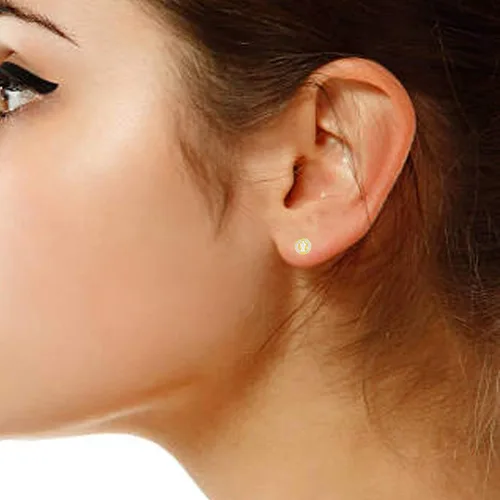 Miniatura 4 de Ritastephens Aretes de oro bicolor amarillo y blanco de 14 quilates con mini medalla redonda San Benito San Benito, Oro amarillo y oro blanco
