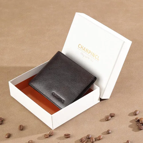 Miniatura 61 de Billetera de piel triple con bloqueo RFID para hombre con 2 ventanas de identificación, 2 compartimentos para efectivo, 6-8 ranuras para tarjetas