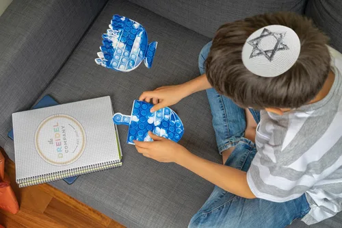 Miniatura 6 de The Dreidel Company Menorah & Dreidel Set Poppit, juguete para ansiedad pop de Dreidel Menorah Popper Set (azul y blanco, juego individual)
