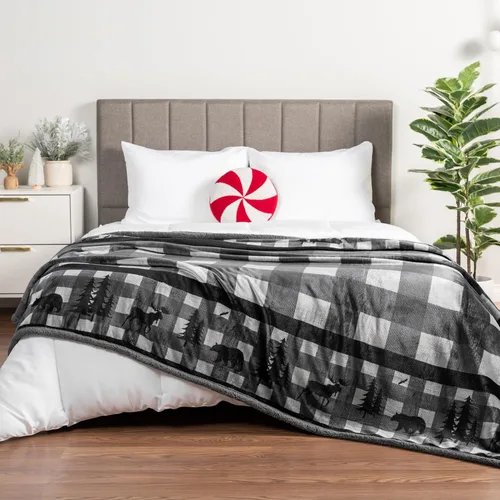 Miniatura 4 de PAVILIA Winter Cabin - Manta de sherpa de forro polar suave, acogedora manta reversible de Navidad gris de 50 x 60 pulgadas, cálida manta de felpa
