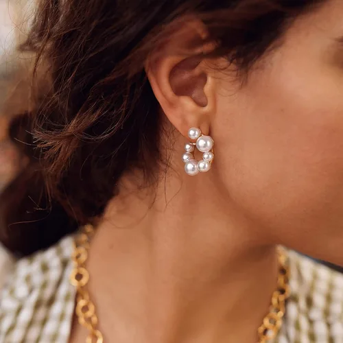 Miniatura 2 de Aretes de aro de perlas de oro para mujer, aretes Huggie de oro de 18 quilates Aretes de aro de oro pequeños ligeros para niñas