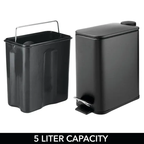 Miniatura 4 de mDesign Bote de basura rectangular de metal delgado de 1.3 galones/5 litros con pedal de paso, tapa de cierre fácil, forro removible - Papelera