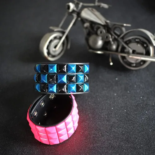 Miniatura 2 de Pulsera punk ancha de cuero – Pulsera pirámide de 3 filas – Pulsera de motociclista con tachuelas