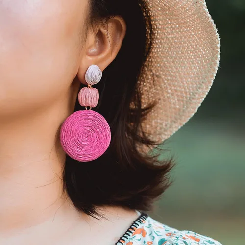 Miniatura 8 de Statement Raffia - Aretes redondos de bola colgantes de rafia, bonitos aretes bohemios hechos a mano para el verano para mujer