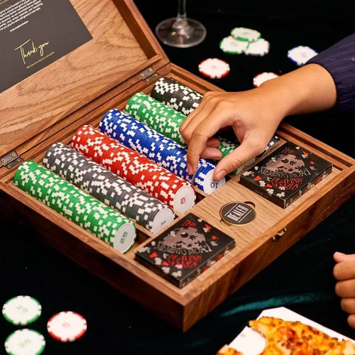 Miniatura 5 de Bowtie - Juego de póquer de madera con regalo de cartas, 300 fichas de póquer ponderadas profesionales con estuche de madera de nogal, regalo único