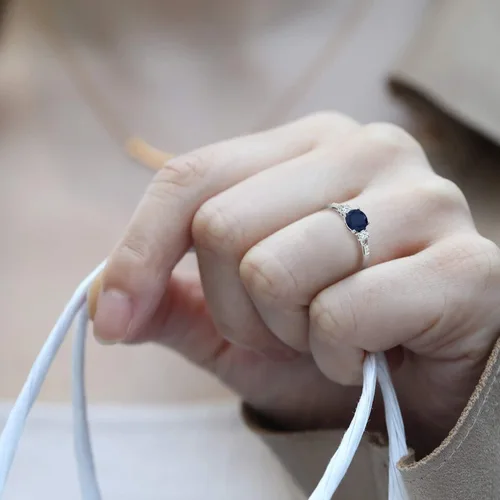 Miniatura 5 de Gem Stone King Anillo de compromiso de 3 piedras de oro blanco de 10 quilates con zafiro y zafiro blanco creado con 3 piedras para mujer