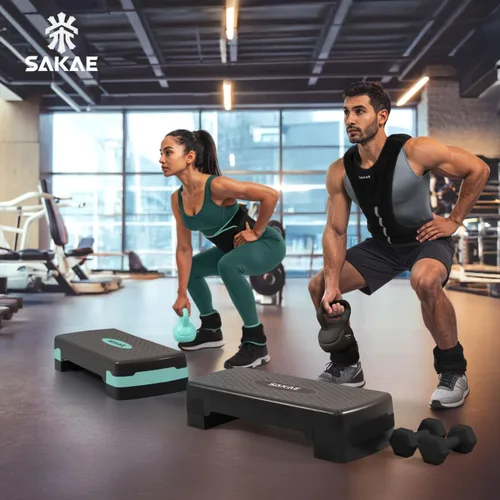 Miniatura 5 de SAKAE Set de Plataforma de Step Aeróbicos con Kettlebell y Cinta Métrica, Steps Aeróbicos para Ejercicio en Casa, Altura Ajustable 2 Niveles de Verde