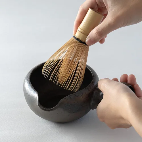 Miniatura 4 de KIMIKURA Hecho en Japón -Cuenco Matcha con boquilla y mango/Enfriador de agua Yuzamashi para té verde -Color gris oscuro Té japonés