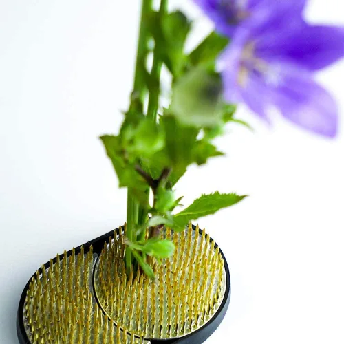 Miniatura 5 de Wazakura Sun and Moon Ikebana Kenzan, hecho en Japón, Pin Frog soporte de flores japonés para arreglos florales - de latón de 3-3/4"x2-1/4 pulgadas