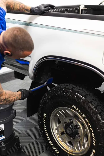 Miniatura 5 de Detail Factory - Cepillo Fender Well - Mango ergonómico ProGrip, cerdas sintéticas rígidas, diseño ergonómico, limpia tus pozos de rueda