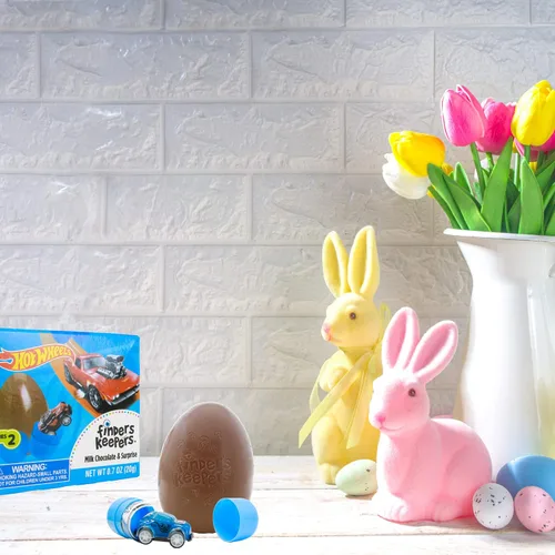 Miniatura 6 de Hot Wheels Finders Keepers, huevos de chocolate con leche con mini auto coleccionable en el interior, rellenos de cesta de Pascua para niños, 0.7