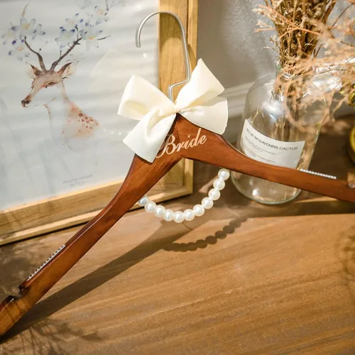 Miniatura 9 de Colgador de vestido de novia para novia, regalo de boda, percha de madera marrón con perlas y lazo para vestidos de novia, regalo de despedida