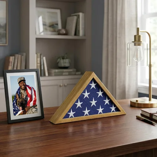 Miniatura 9 de Americanflat Pequeña vitrina plegada de bandera – Se adapta a banderas ceremoniales plegadas de 3 x 5 pies (no para bandera funeraria) – Colección