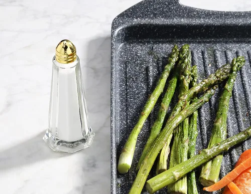 Miniatura 4 de New Star Foodservice Juego de 12 saleros y pimenteros de torre de cristal, 1 oz, cocteleros de vidrio transparente con tapas chapadas en oro
