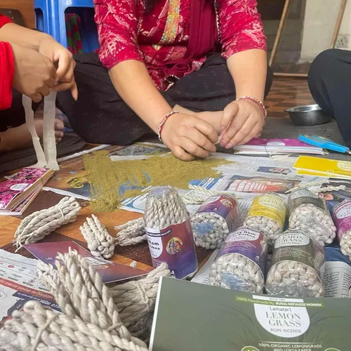 Miniatura 5 de Juego de 3 inciensos de cuerda tibetana APPR 135 en cuerdas hechas a mano en Nepal (Harey Ram Harey Krishna Set de 3)