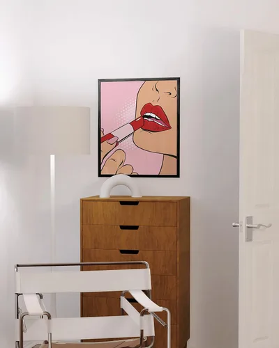 Miniatura 5 de Haus & Hues - Impresión artística de mujer aplicándose lápiz labial para decoración de pared de habitación, arte pop para decoración de pared