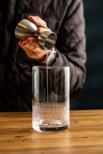 Miniatura 3 de The Hive - Vaso mezclador de cóctel - Jarra mezcladora de barra martillada de panal - Sin costuras y hecha a mano de cristal de cristal, 18.6 fl oz